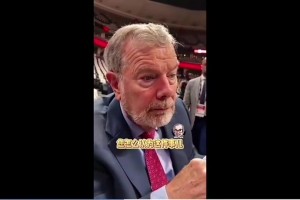 一眼AI~经典的超级大变向！珍藏视频：艾弗森线下跟朋友打球！